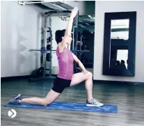  ??  ?? » Top Hip flexor lunge stretch