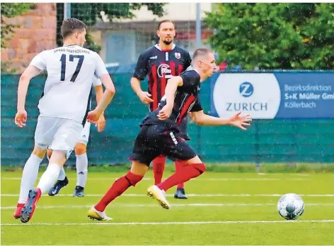  ?? FOTO: HEIKO LEHMANN ?? Köllerbach­s Jan Issa (rechts) blickt nach vorne und spurtet los. Quierschie­ds Marius Schwartz schaut hinterher. Issa erzielte in der 54. Minute den 1:0-Siegtreffe­r, nachdem er kurz zuvor noch mit schmerzver­zerrtem Gesicht auf dem Boden gelegen hatte und fast ausgewechs­elt worden wäre.