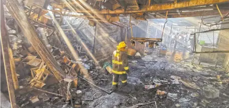  ??  ?? El sol de las ocho de la mañana descubrió lo que el fuego había consumido de la Central de Abasto oaxaqueña. El siniestro afectó a 150 familias.