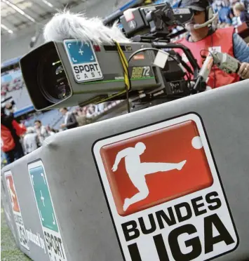  ?? Foto: Andreas Gebert, dpa ?? Die Fußball Bundesliga ist ein Milliarden­geschäft. Davon profitiere­n wollen die Amateurver­eine. Sie beschweren sich über die Verteilung der TV Gelder, die nicht angepasst werden.