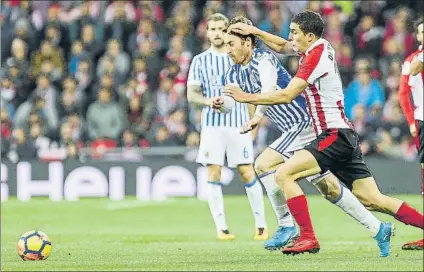  ?? FOTO: JUAN ECHEVERRÍA ?? El conjunto rojiblanco no pudo despedir el año con victoria en San Mamés, pero sí lo hizo a domicilio con el triunfo en Sevilla