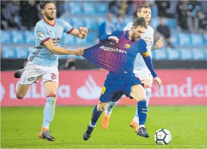  ?? AP ?? Venga para acá. El turco Mor frena a Messi de modo poco ortodoxo. Leo jugó apenas un rato en Balaídos.