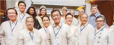  ??  ?? PCCI BOARD OF DIRECTORS AT 41st PHILIPPINE BUSINESS CONFERENCE AND EXPO OPENING – Posing at the opening of the 41st Philippine Business Conference are the members of the Philippine Chamber of Commerce and Industry Board of Directors (front row, from...