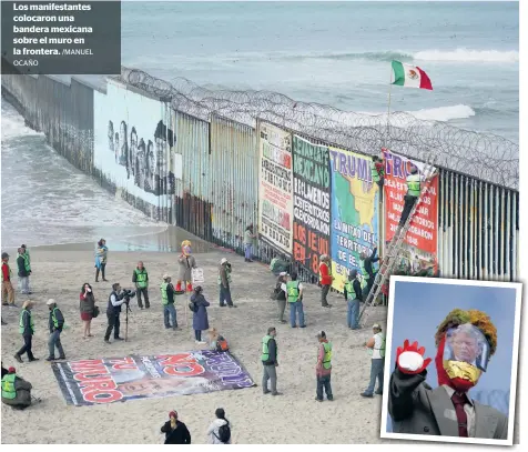  ?? OCAÑO /MANUEL ?? Los manifestan­tes colocaron una bandera mexicana sobre el muro en la frontera.