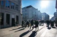  ??  ?? Mandag åbnede detailbuti­kkerne i Aarhus og landet over. Det bragte en masse folk på gaderne, som skulle shoppe og bytte julegaver, hvilket kunne maerkes i de travle butikker. Foto: Marie Ravn