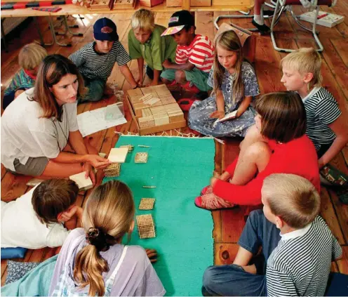  ?? Foto: dpa/Klaus Franke ?? Konzepte wie die nach der italienisc­hen Pädagogin Maria Montessori benannte Pädagogik, in der Mathematik gegenständ­lich vermittelt wird, haben mittlerwei­le selbst in den Unterricht von staatliche­n Schulen Einzug gehalten.