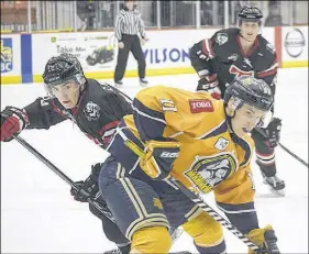  ?? TRURO NEWS ?? Caleb Hart of the Bearcats and Brent Broaders of the Mariners track the puck after squaring o  in the faceo  circle during MHL action Saturday night at the RECC. The league-leading Mariners took a 4-2 decision over Truro.