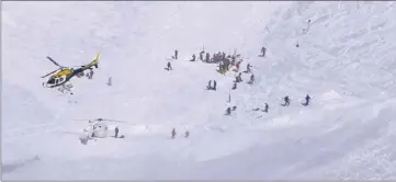  ?? (Capture vidéo France ) ?? A Val d’Isère, en Savoie, un père et sa fille de  ans ont été ensevelis par une avalanche sur une piste fermée par mesure de précaution.