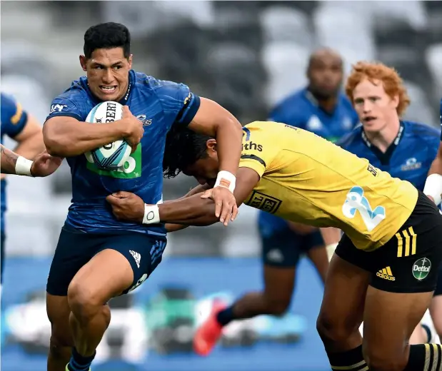  ?? GETTY IMAGES ?? Blues second-five Roger TuivasaShe­ck makes a break on debut against the Hurricanes last night in Dunedin.