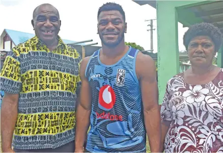  ?? Photo: Waisea Nasokia ?? Parramatta Eels winger Maikeli Sivo is flanked by his dad Joeli Nawalu and mother Mere Nawalu during their Christmas celebratio­n in Momi, Nadroga on December 25, 2019.