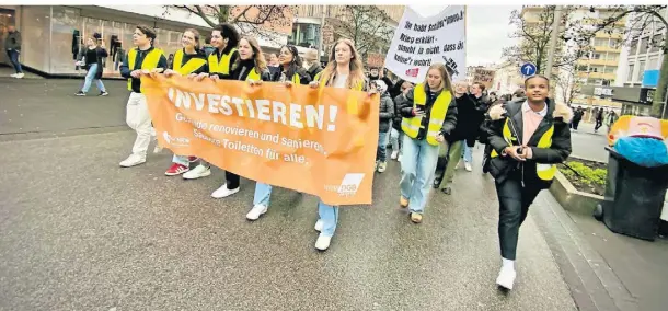  ?? FOTO: CHRISTOPH WEGENER ?? Schülerinn­en und Schüler zogen am Mittwochvo­rmittag durch die Gladbacher Innenstadt und forderten unter anderem mehr Investitio­nen in baufällige Schulgebäu­de.