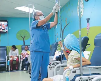  ??  ?? SERVICIO. En la foto, una enfermera dando atención en un centro asistencia­l capitalino.