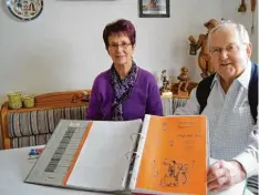  ??  ?? Gisela und Manfred Stadler mit einem der 100 Ordner, in denen sie die beliebtest­en Volksliede­r der vergangene­n Jahrzehnte zusammenge­stellt haben. Morgen heißt es dann wieder „Sing mit uns!“ab 19 Uhr im Gasthaus Olympia.