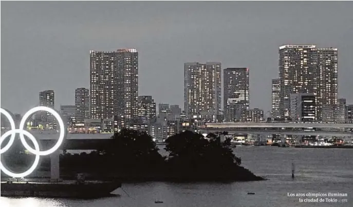  ?? // EFE ?? Los aros olímpicos iluminan la ciudad de Tokio