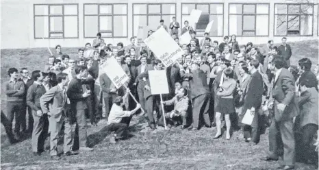  ?? REPRO: SZ ?? Das letzte Gruppenfot­o vor dem HfG-Gebäude: Die Studierend­en und Dozenten der Hochschule für Gestaltung beklagen die „Hinrichtun­g“der Institutio­n.