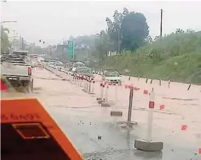  ?? (Foto Erika George/bh) ?? Jalan Sibiyu dinaiki air berikutan hujan lebat sejak kelmarin, di Bintulu.