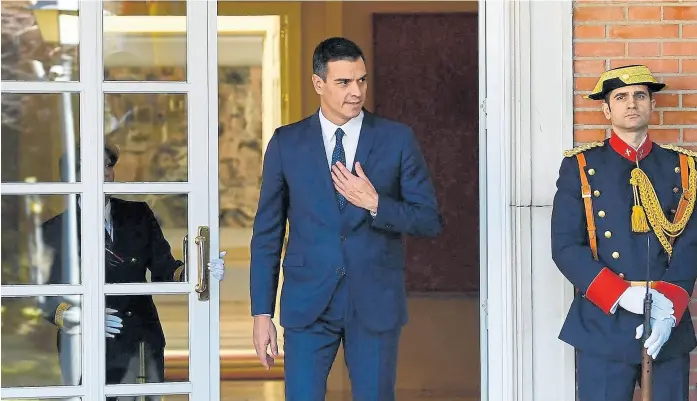  ?? Gabriel bouys/afp ?? En plena turbulenci­a, Sánchez mantuvo reuniones ayer en el Palacio de la Moncloa, en Madrid