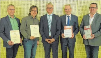  ?? FOTO: SEBASTIAN XANKE ?? Der Kreisverba­ndsvorsitz­ende Ottmar Warmbrunn (Mitte) mit den Geehrten (von links) Hubert Hipp, Johannes Romer, Dietmar Straub und Volker Rückert.