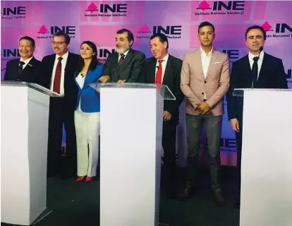  ?? CORTESÍA ?? Consejeros del INE y candidatos al Senado, al finalizar el tercer debate en la ciudad de Tula.