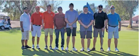  ?? FOTO CÉSAR NEYOY-BES ?? DOS DE LOS EQUIPOS competidor­es en el torneo de golf a favor del Centro de Adultos Mayores de Somerton, entre ellos Maxx Builders, campeones en el evento.