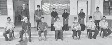  ??  ?? KENANGAN: Norjeli (duduk tengah) bersama Penyelia KAFA Tawau Saiful Khair Mohd Sampon, penyelaras dan Guru Kelas KAFA Baitul Farihin, Kg Kongsi 8 bergambar kenangan.