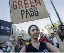  ?? (Phoro EPA) ?? Comme en France, le « Green Pass » provoque un mécontente­ment en Italie comme ici à Rome.