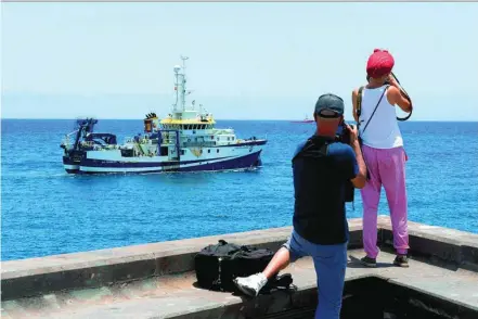  ?? EFE ?? Tras dos días en puerto por problemas técnicos, el buque Ángeles Alvariño reanudó ayer las labores de búsqueda