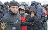  ?? FOTO: KEMAL SOFTIC/DPA ?? Rund 1300 Flüchtling­e sind in Bosnien Schnee und Kälte ausgesetzt.