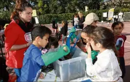  ?? (Photos L. Martinat) ?? Chaque centre de loisirs tient un atelier et propose une activité aux autres enfants. Des partenaire­s sont également présents.