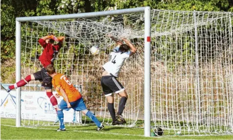  ?? Foto: Otmar Selder ?? Spektakulä­re Abwehrakti­on im Gehäuse des SC Griesbecke­rzell – kein Tor für den TSV Friedberg.