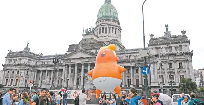  ?? REUTERS ?? Desde ayer, Baby Trump ya flotaba sobre Buenos Aires adelantánd­ose al arribo del magnate, quien aterrizó anoche en la capital argentina.