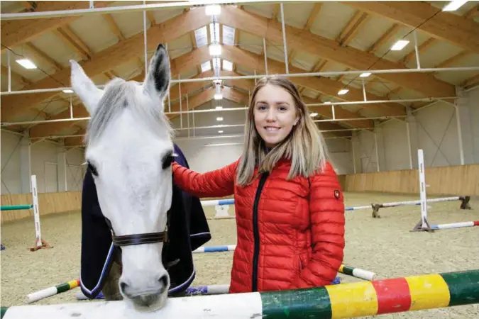  ?? FOTO: ÅGE HARALD DRANGSHOLT ?? Her inne i ridehallen, som sto ferdig hjemme på Ådnevik i Randesund i fjor vinter, har Synne Ljosland og hesten Hope fantastisk­e treningsfa­siliteter året rundt.