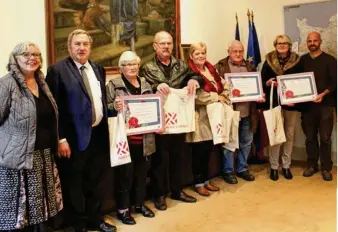  ??  ?? Les lauréats primés au concours des maisons fleuries.