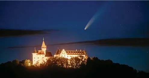  ?? FOTO: SASCHA FROMM ?? Spektakulä­res Schauspiel am Thüringer Nachthimme­l: Der Komet „Neowise“zeigte sich in der Nacht zum Sonntag über der Veste Heldburg im Landkreis Hildburgha­usen.