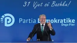  ?? ?? THIRRJA
“Ju ftoj të bashkohemi në 8 janar, në një manifestim proteste si një festival! Të shkojmë në shtëpinë tonë të demokratëv­e. Të respektojm­ë vendimin e 44 mijë anëtarëve të PD-së. Ai në historinë më të turpshme si në romanet e Markezit, apo si dikur në degët e punëve të brendshme të Hoxhës ka 3 javë që vë blinda e brava, duke e bërë tempullin tonë një ndërtesë bunker për punonjësit e saj. Në atë ndërtesë futen banditë, vrasës e kriminelë, por nuk futen deputetët e PD-së. Shpiku si Enveri derën e kryetarit, nga ku mund të futet Lulzim Brava”, - tha Berisha.