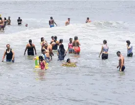  ?? ARCHIVO ?? Un grupo de personas se baña en las playas de Salgar, en Puerto Colombia.