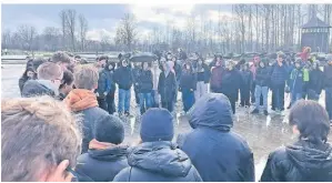  ?? FOTO: S. POTSCHKA ?? In einer Schweigemi­nute gedachten die Schüler der Grevenbroi­cher, die im Holocaust ermordet wurden.