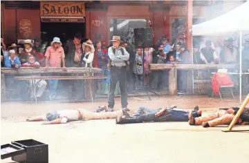  ?? EMILY LAI/ARIZONA SONORA NEWS SERVICE ?? Costumed stuntmen re-enact a Wild West shootout for visitors to Tombstone.