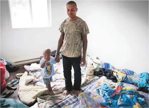  ?? JACQUES NADEAU LE DEVOIR ?? Ozier Elissance et son fils Bladimi accueillen­t temporaire­ment un ami du père, en attendant que son propre logement soit prêt.