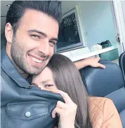  ??  ?? 1 II INESPERADO. Joy compartió su primera foto junto con JenCarlos Canela el pasado 15 de marzo.