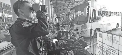  ?? / AMPER CAMPAÑA ?? ■ TELESCOPE: Usa sa mga sakop sa 1st Provincial Mobile Force Company sa Cebu Provincial Police office (CPPO) migamit og telescope sa pagsusi sa Cebu South Bus Terminal alang sa pagpapanga­ndam sa pagsaulog sa Kalag-Kalag karong tuiga.