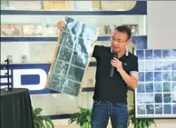  ?? QIU QUANLIN / CHINA DAILY ?? Chen Yu, general manager of Guangzhou OED Technologi­es, introduces the company’s color e-paper technology at its headquarte­rs in Guangzhou, capital of Guangdong province, on Tuesday.