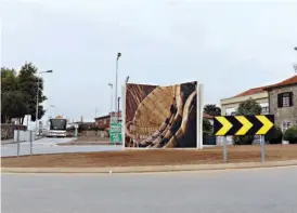  ??  ?? Esculturas em forma de livro estão distribuíd­as em oito rotundas da cidade