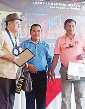  ??  ?? Giabi-abi nila ni LUDABI National Pres. Leo M. Zaragoza ug Dr. Juleto F. Roco si KWF Chair Virgilio Almario.