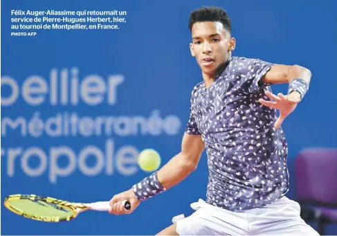  ?? PHOTO AFP ?? Félix Auger-Aliassime qui retournait un service de Pierre-Hugues Herbert, hier, au tournoi de Montpellie­r, en France.