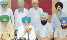  ?? GURPREET SINGH/HT ?? Bhartiya Kisan Union leaders announcing to call off their protest, during a press conference in Ludhiana on Monday.