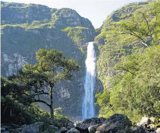  ??  ?? Serra da Canastra. Natureza exuberante e uma longa história de mutações geológicas