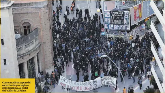  ?? Ferran Nadeu ?? Concentrac­ió en suport del col·lectiu okupa a la plaça de la Bonanova, al costat de l’edifici de La Ruïna.