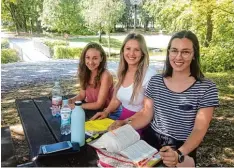  ?? Fotos: Elif Binici ?? Anna Kling, Magdalena Kling und Henriette Mandl (von links) finden den Augsburger Campus im Vergleich zu anderen besonders schön.