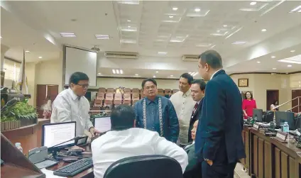  ?? SUNSTAR FOTO / RAZEL CUIZON ?? REMINDER.
Vice Mayor Edgardo Labella (left) confers with colleagues. He also delivers a privilege speech to remind his Cebu City Council colleagues that protecting all lives is a legal obligation that public officials should follow.